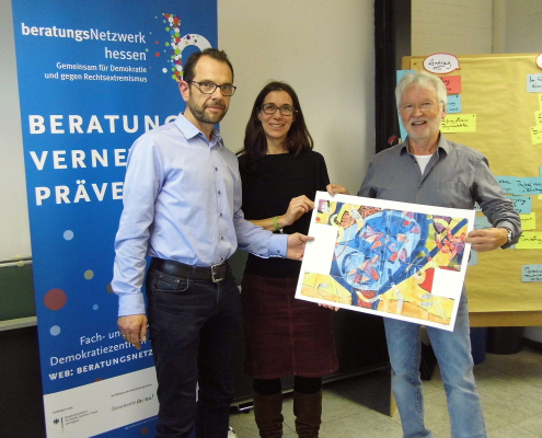 Gutachter Prof. Walter Bender (rechts) übergab das Testat der „Kundenorientierten Qualitätsentwicklung für Beratungsorganisationen“ in Marburg an Dr. Reiner Becker (links) und Tina Dürr vom Demokratiezentrum Hessen. Foto: Demokratiezentrum Hessen