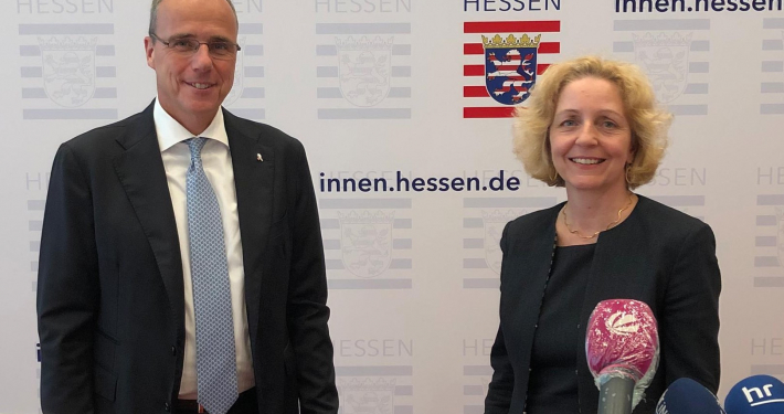 Innenminister Peter Beuth und die Vorsitzende der Expertenkommission Prof. Dr. Angelika Nußberger. © HMdIS