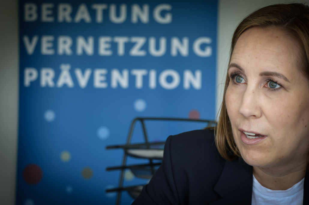 Die hessische Landtagspräsidentin Astrid Wallmann (CDU) war während ihrer Sommerreise auch zu Gast im Demokratiezentrum Hessen in Marburg. Foto: Dennis Siepmann