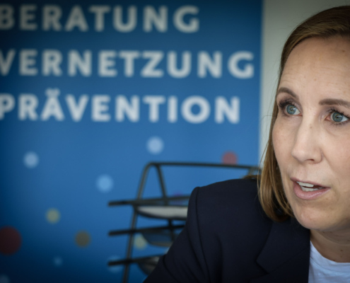 Die hessische Landtagspräsidentin Astrid Wallmann (CDU) war während ihrer Sommerreise auch zu Gast im Demokratiezentrum Hessen in Marburg. Foto: Dennis Siepmann