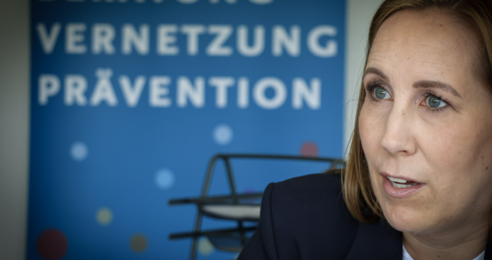 Die hessische Landtagspräsidentin Astrid Wallmann (CDU) war während ihrer Sommerreise auch zu Gast im Demokratiezentrum Hessen in Marburg. Foto: Dennis Siepmann