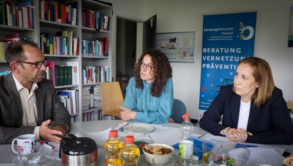 Die scheidende Vizepräsidentin des Hessischen Landtags, Angela Dorn (Mitte, Bündnis 90/Die Grünen), Astrid Wahlmann (CDU) und Dr. Reiner Becker sprechen im Demokratiezentrum Hessen miteinander.