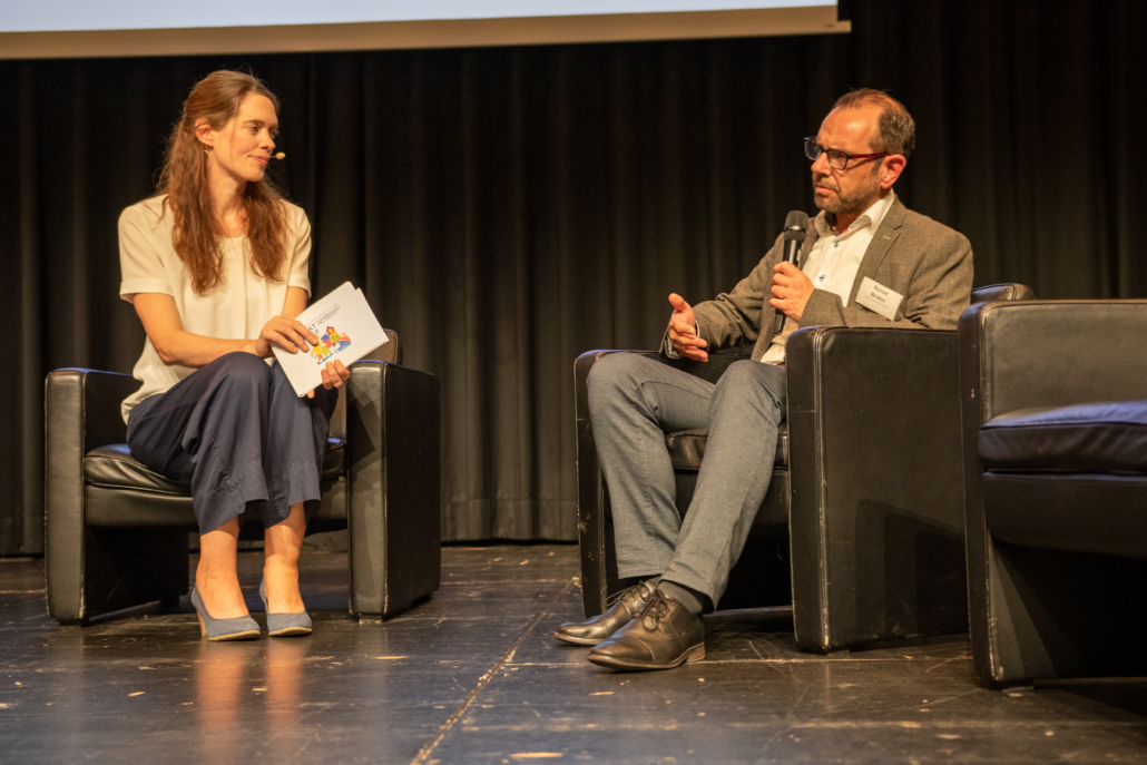 Dr. Reiner Becker, Leiter des Demokratiezentrums Marburg im Gespräch mit Kerstin Weis von der Akademie für den ländlichen Raum Hessen.